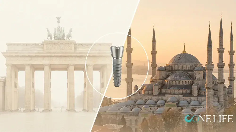 Eine künstlerische Darstellung, die Zahnimplantate in Deutschland und der Türkei gegenüberstellt. Das Bild ist diagonal durch die Mitte in zwei Hälften geteilt. Die rechte Bildhälfte zeigt die Blaue Moschee in Istanbul, während die linke Hälfte das Brandenburger Tor in Berlin zeigt. Genau in der Mitte schwebt ein Zahnimplantat. Das Bild ist mit einem champagnerfarbenen Filter versehen.